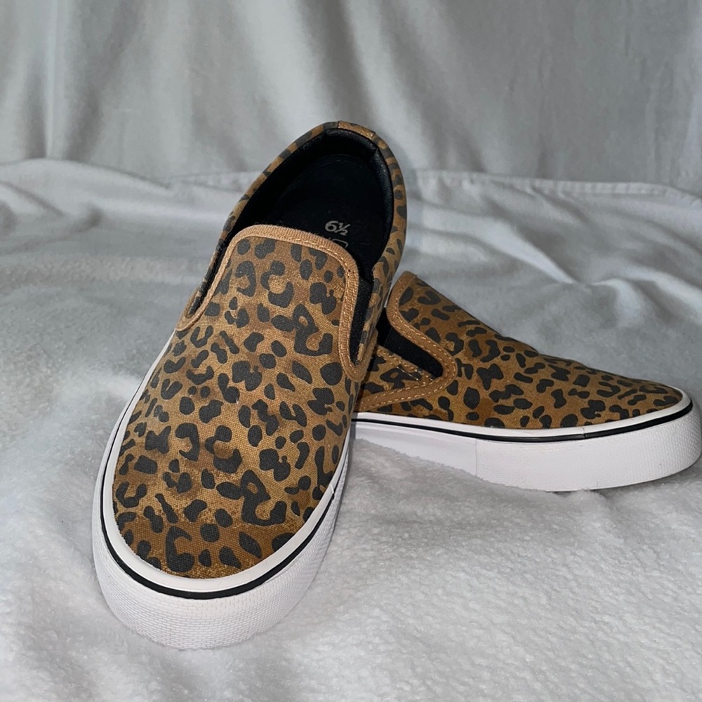 No Boundaries Women’s Twin Gore Canvas Slip On Shoe.